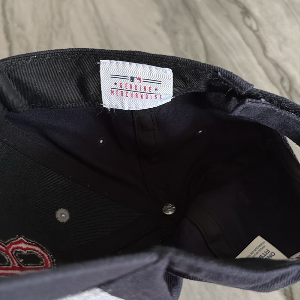 Boston Red Sox MLB NWOT Gray and Black Adjustable Cap w Red B - Picture 11 of 11